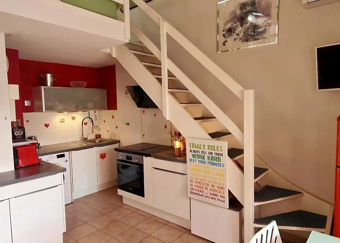 Bright Duplex Port Apartment *